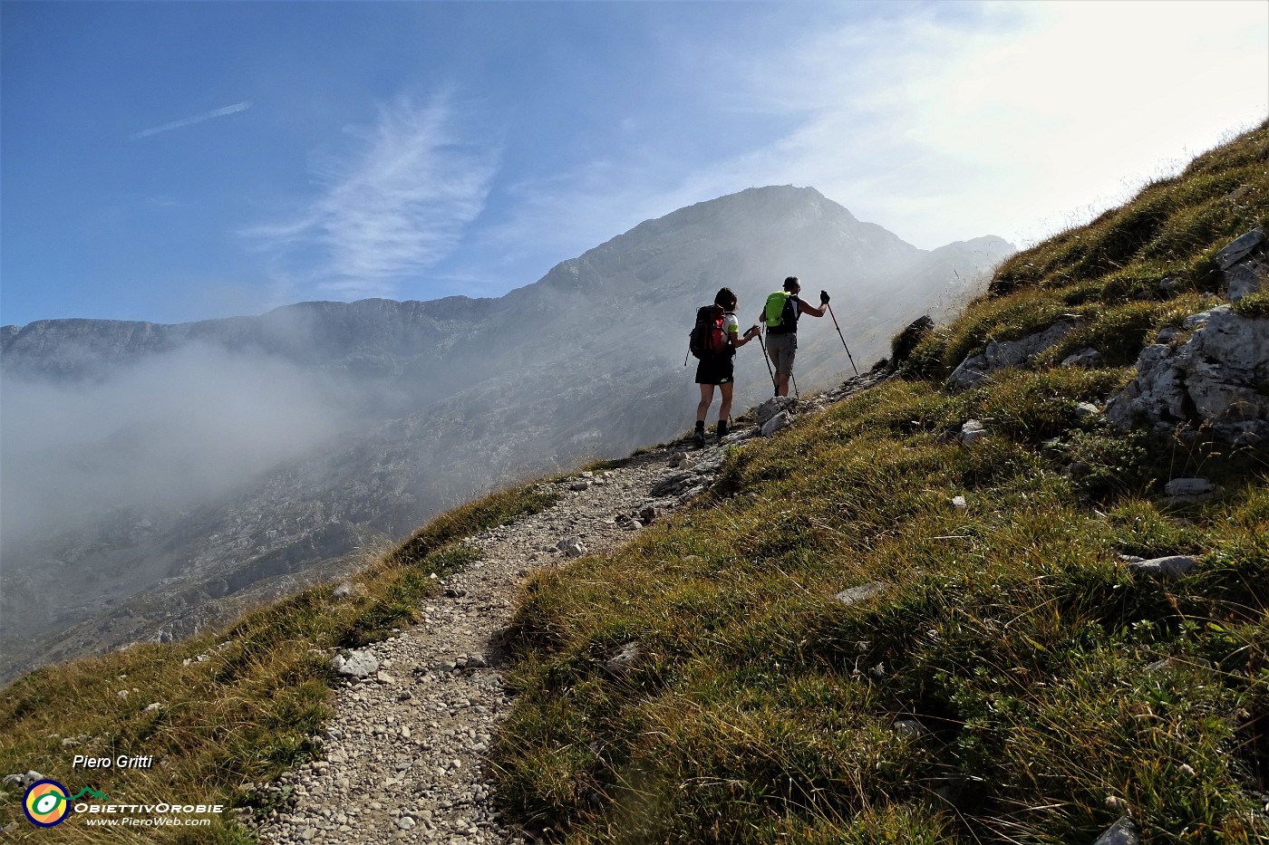 42 Siamo sulla cresta di Piancaformia con vista sul Rif. Brioschi.JPG